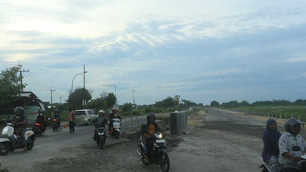 NUNGGAK MATERIAL: Proyek JLS segmen dua di Desa Kembangbilo, Kecamatan Tuban. Kontraktor proyek ini masih bermasalah dengan supplier material lokal.