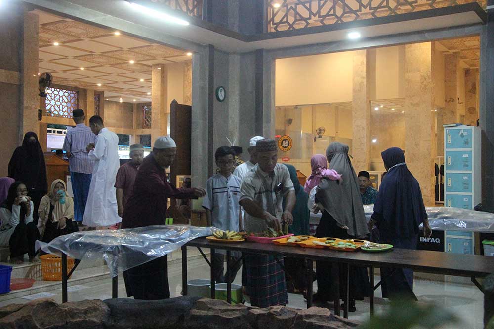 BERBURU BERKAH: Jamaah Masjid Al Mubarok ketika antre makanan untuk buka puasa, Senin (11/3).