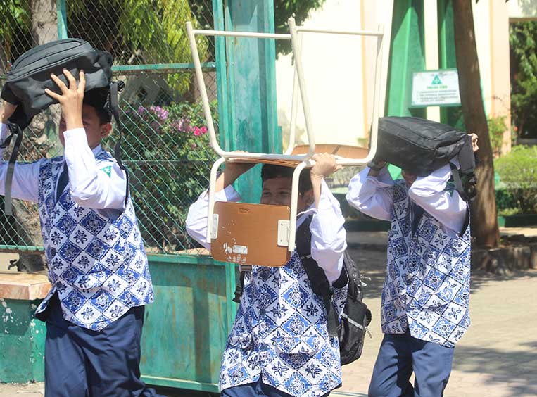 BERLATIH SIAGA: Siswa-siwi SMPN 3 Tuban saat melakukan simulasi bencana di sekolah.