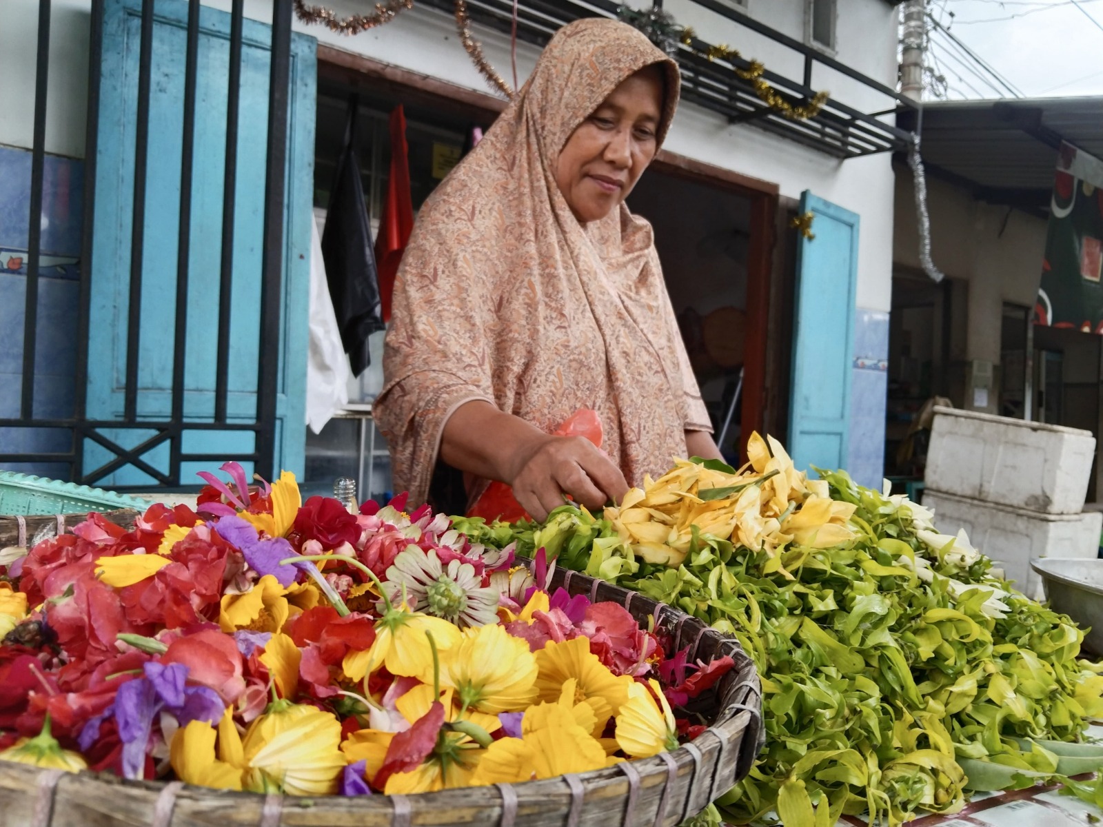 BERKAH: Salah satu pedagang bunga tabur di Desa Bejagung, Kecamatan Semanding yang merasakan keuntungan dari tradisi nyekar sebelum puasa dan hari raya.
