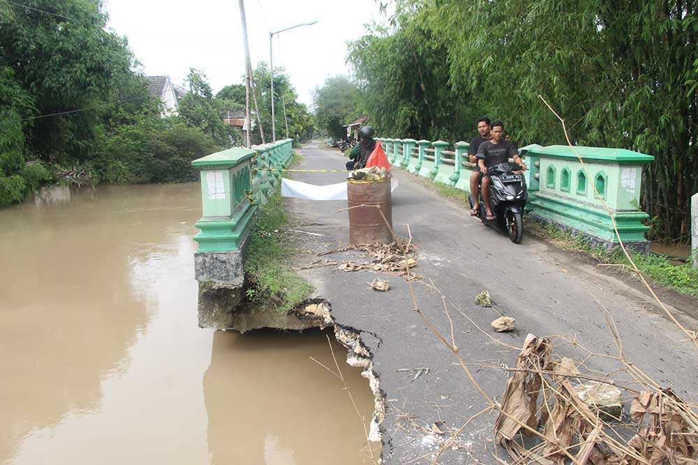 RUSAK: Jembatan Tempes di Desa Karangtinoto, Kecamatan Rengel setelah alami kerusakan hanya bisa dilewati pejalan kaki dan kendaraan roda dua saja.