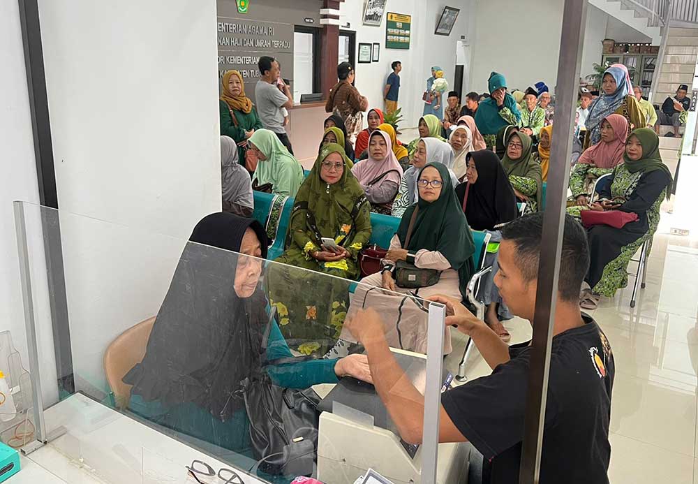 KEJAR TARGET: Petugas seksi haji Kemenag Tuban melakukan perekaman biometrik di gedung PLHUT.