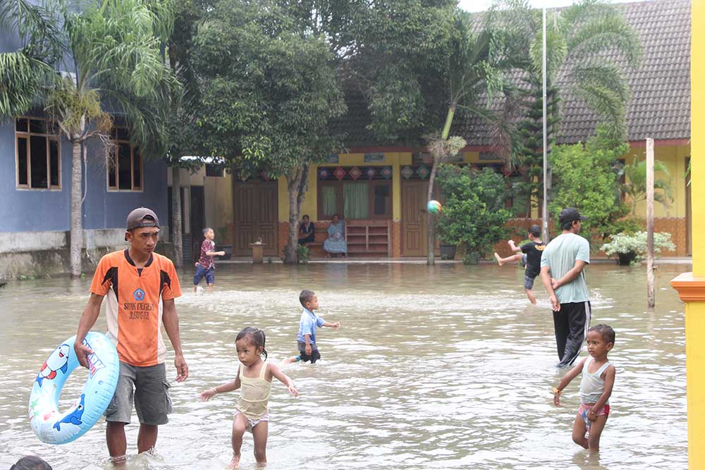 TUTUP SEMENTARA: SDN Karangtinoto 2 yang hingga Rabu (13/3) masih tergenang banjir luapan Sungai Bengawan Solo.