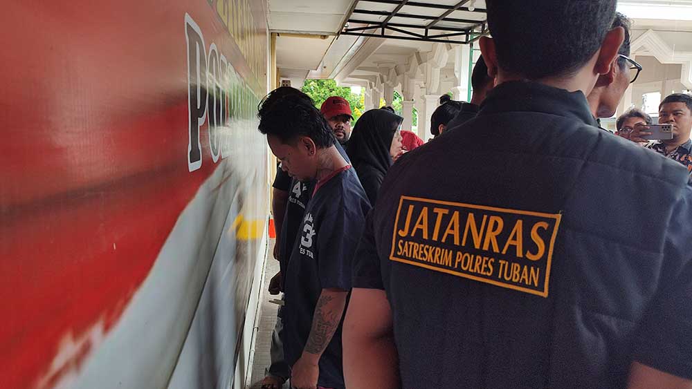DIRINGKUS: Dua dari sembilan pelaku pengeroyokan yang sudah diamankan Satreskrim Polres Tuban.