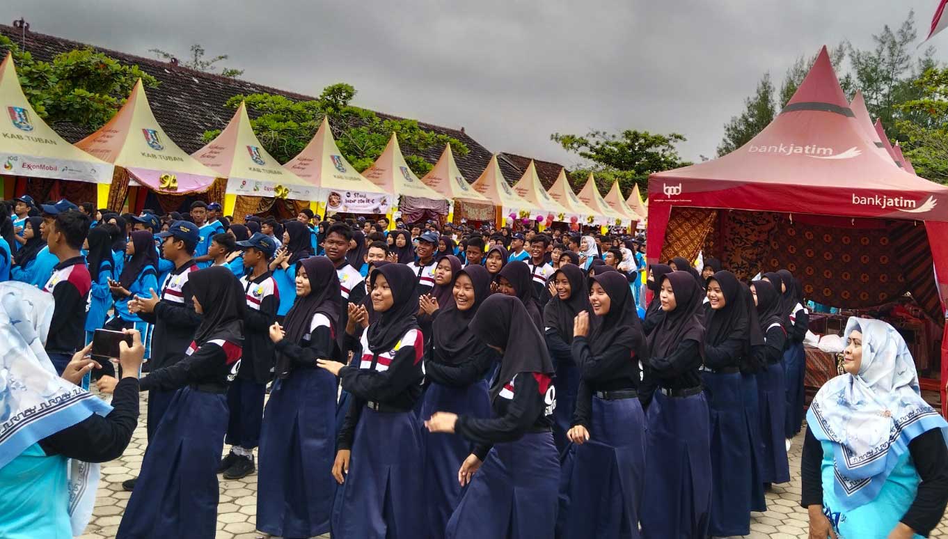 CERIA: Siswa-Siswi SMPN 1 Palang mengikuti senam pagi di halaman sekolah.