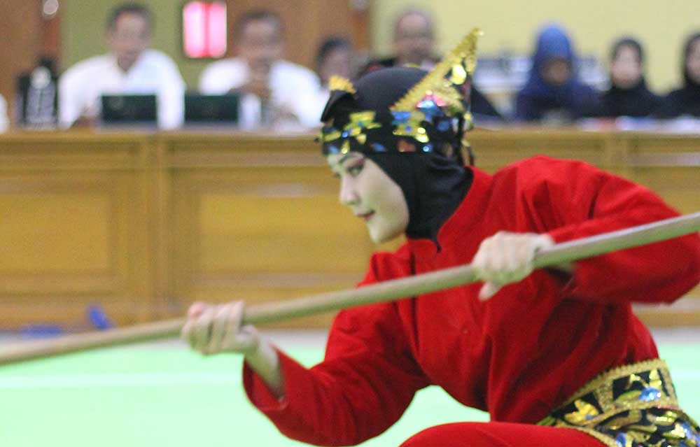 BERPRESTASI: Nadila, atlet pencak silat kebanggaan Tuban saat di atas gelanggang tanding.