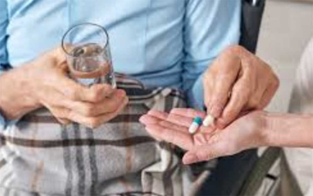 Ilustrasi minum obat