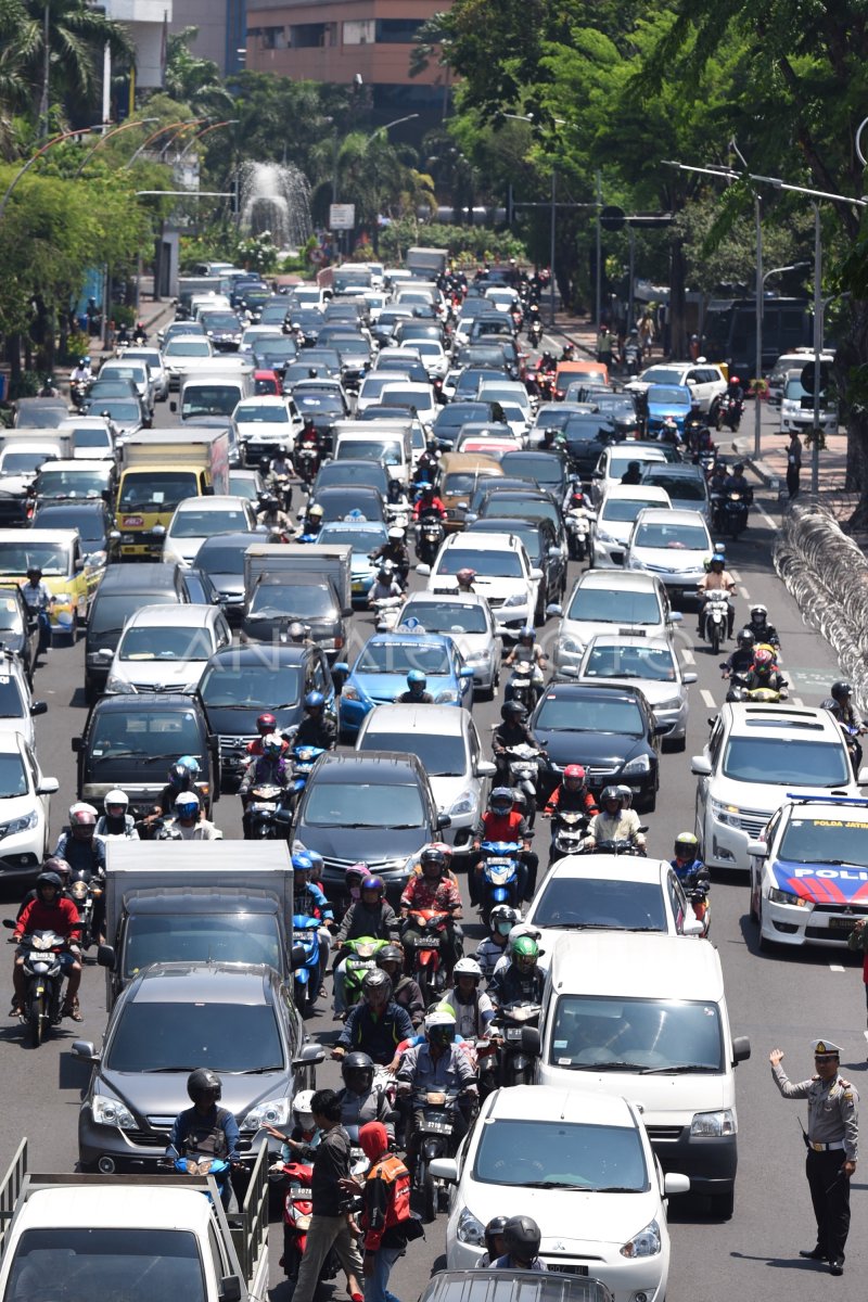 Ilustrasi macet di Surabaya