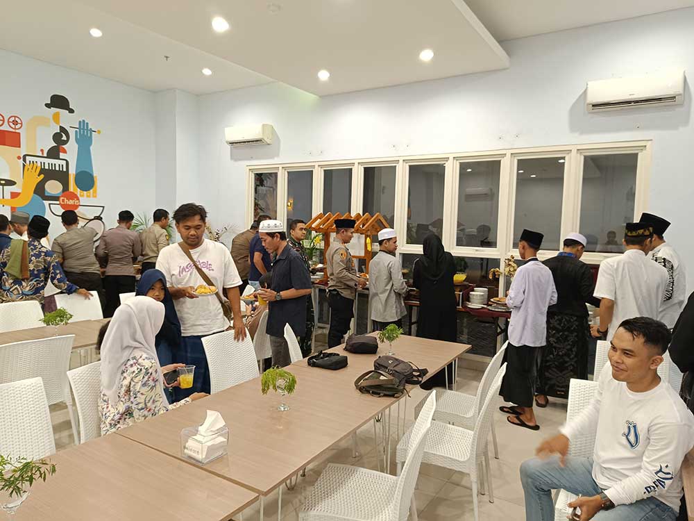 Pengunjung saat menikmati paket bukber hotel.