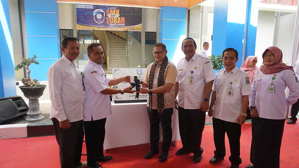 AKTIF BERKARYA: Kepala SMKN 1 Tuban Sucipto S.Pd menyerahkan buku karyanya berjudul Vokasi Membangun Negeri untuk Kepala Disdik Jatim Dr. Aries Agung Paewai.