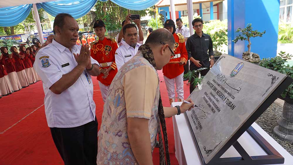 Kepala Disdik Jatim Dr. Aries Agung Paewai meresmikan gedung utama sekolah didampingi Kepala Cabdin Pendidikan Bojonegoro &ndash; Tuban Hidayat Rahman, S.Pd., M.M dan Kepala SMKN 1 Tuban Sucipto, S.Pd.