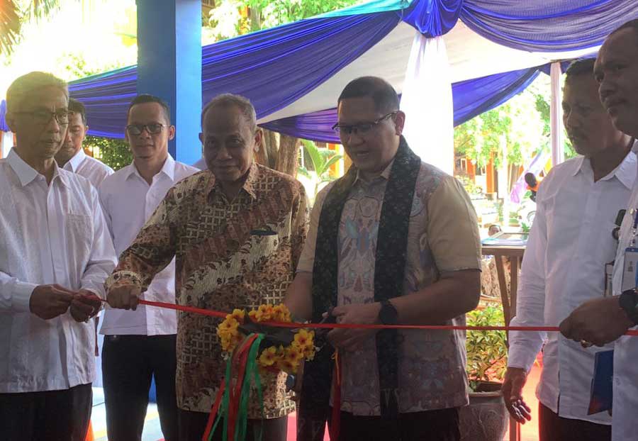 DIRESMIKAN: Kepala Disdik Jatim Aries Agung Paewai didampingi Ketua Yayasan SMK TJP Totok Supijanto memotong pita tanda peresmian gedung teknik pemesinan.