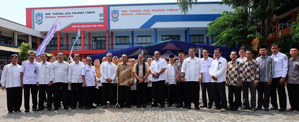 Kepala Disdik Jatim Aries Agung Paewai bersama Kacabdin Wilayah Bojonegoro&ndash;Tuban Hidayat Rahman, Kepala SMK TJP Tuban Bambang Kusdiyanto serta jajaran staf dan guru SMK TJP Tuban foto bersama.