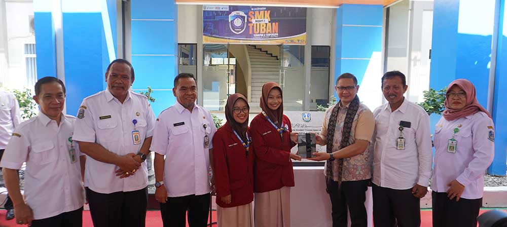 KARYA NYATA: Penyerahan cenderamata tiga buku karya siswa SMKN 1 Tuban sebagai bukti generasi aktif berliterasi.