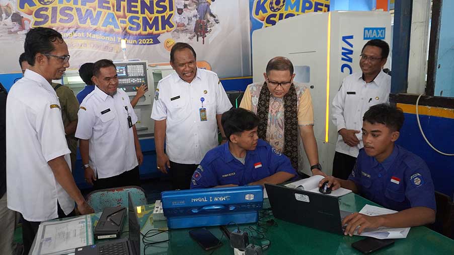 MENGAPRESIASI: Pengecekan salah satu fasilitas SMKN 1 Tuban yang nyaman untuk belajar siswa.
