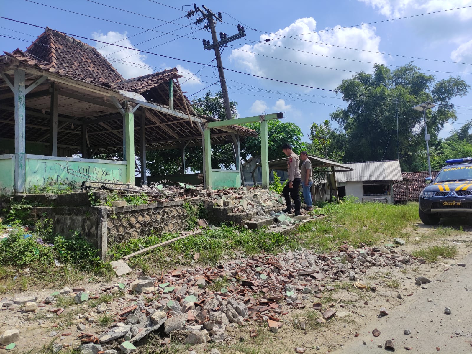 Kondisi bekas Balai Desa Dagangan, Kecamatan Parengan yang rusak berat akibat diguncang gempa di Tuban.