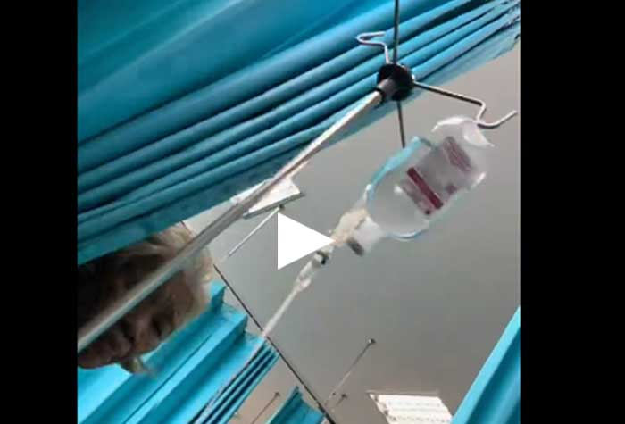 Potongan video saat pasien perempuan yang sudah berumur menarik tiang infus pasien lain.