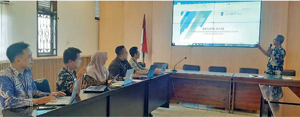 KONSENTRASI: Tim Dinas Pendidikan Tuban yang disiapkan untuk perumus soal literasi numerasi.