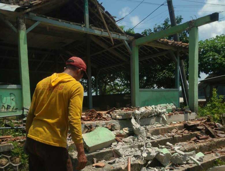 CEK LOKASI: Balai Desa Dagangan, Kecamatan Parengan yang kondisinya rusak berat karena bangunan yang lapuk ditambah terdampak gempa.