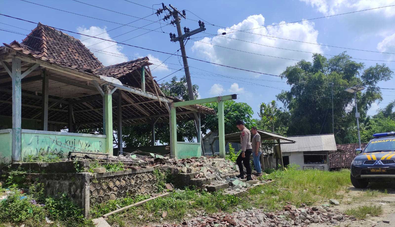 Balai Desa Dagangan, Kecamatan Parengan, Kabupaten Tuban yang rusak berat karena bangunan yang lapuk ditambah terdampak gempa.