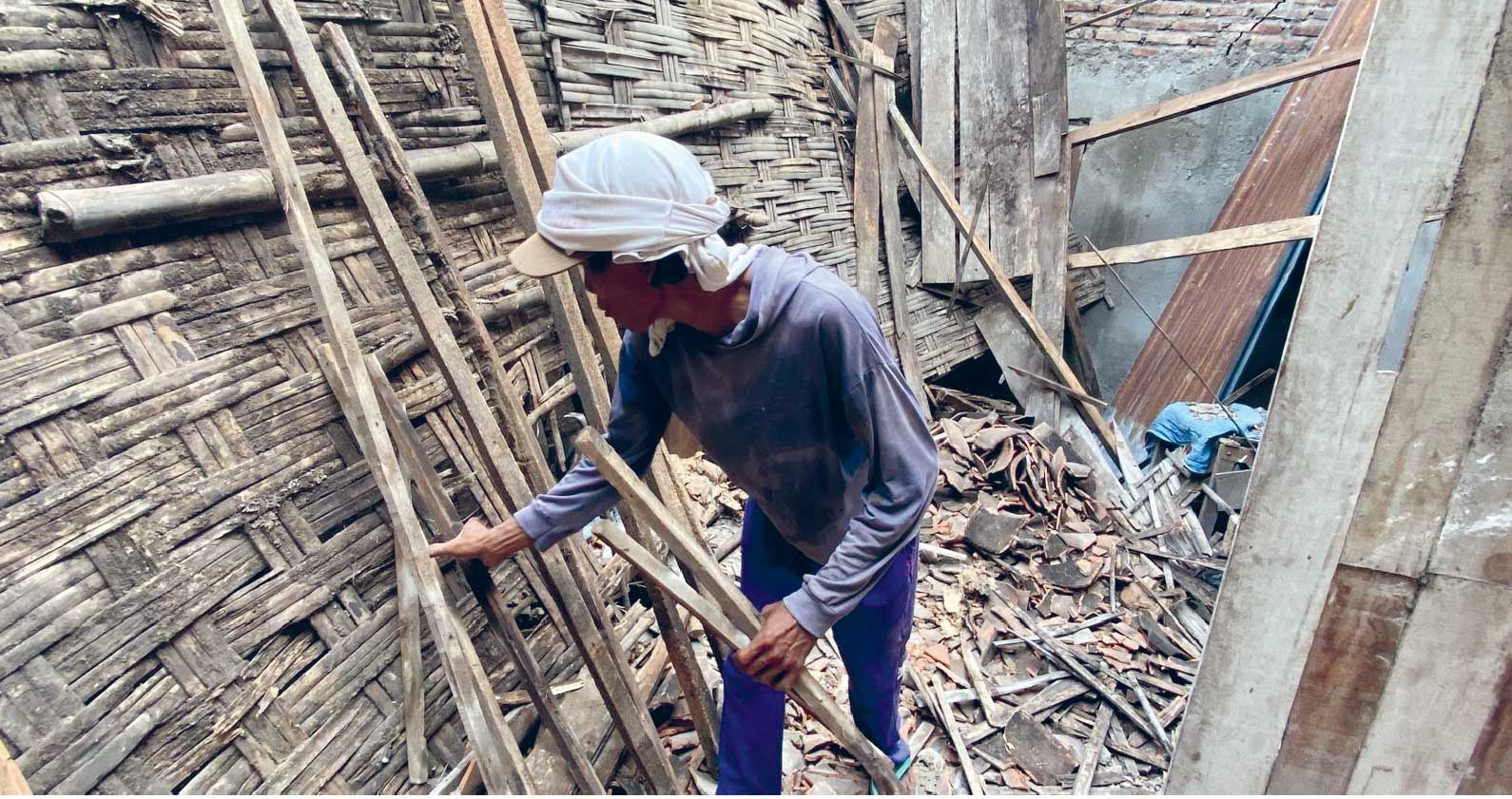 SISA DAMPAK GEMPA: Salah satu rumah warga di Tuban yang terkena dampak gempa. Namun kerusakannya tidak terlalu parah.
