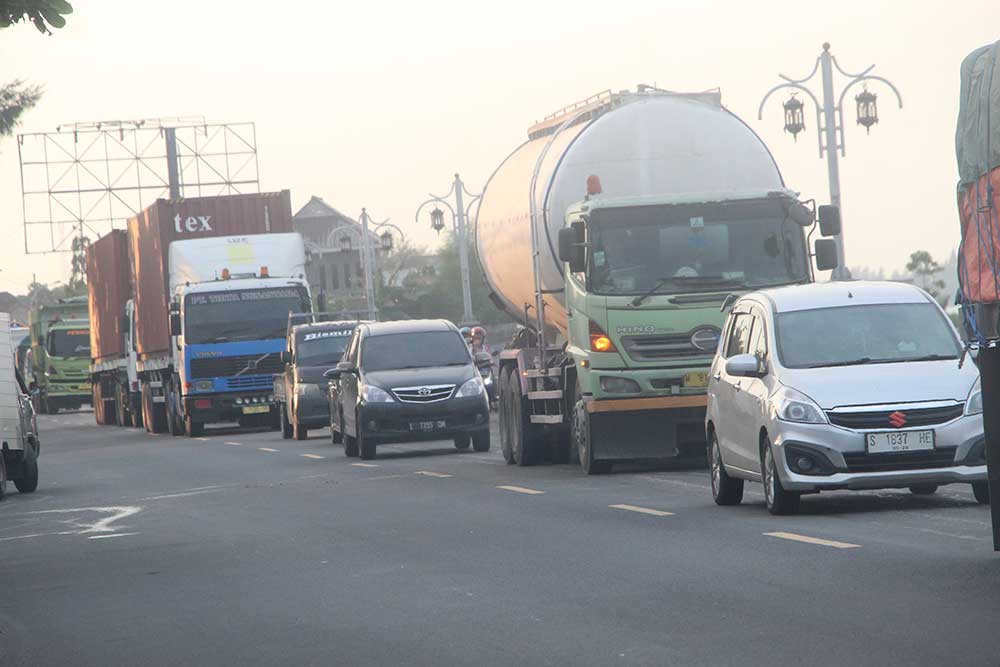 KEPADATAN LALU LINTAS: Situasi arus lalu lintas di jalan lintas provinsi di Kabupaten Tuban, Jumat (21/3).