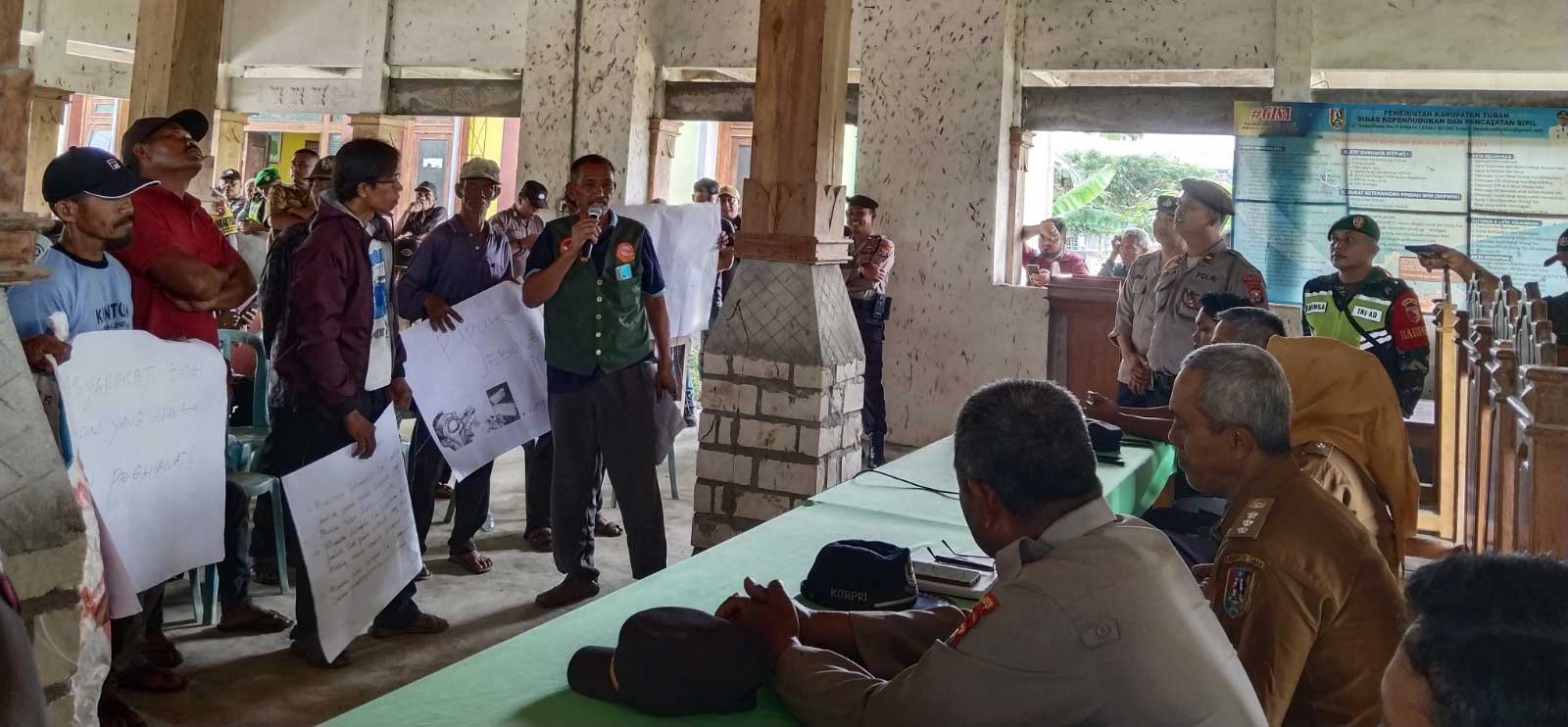 Warga Dusun Klampeyan, Desa/Kecamatan Grabagan saat menggelar aksi unjuk rasa di balai desa setempat pada Senin (8/1).