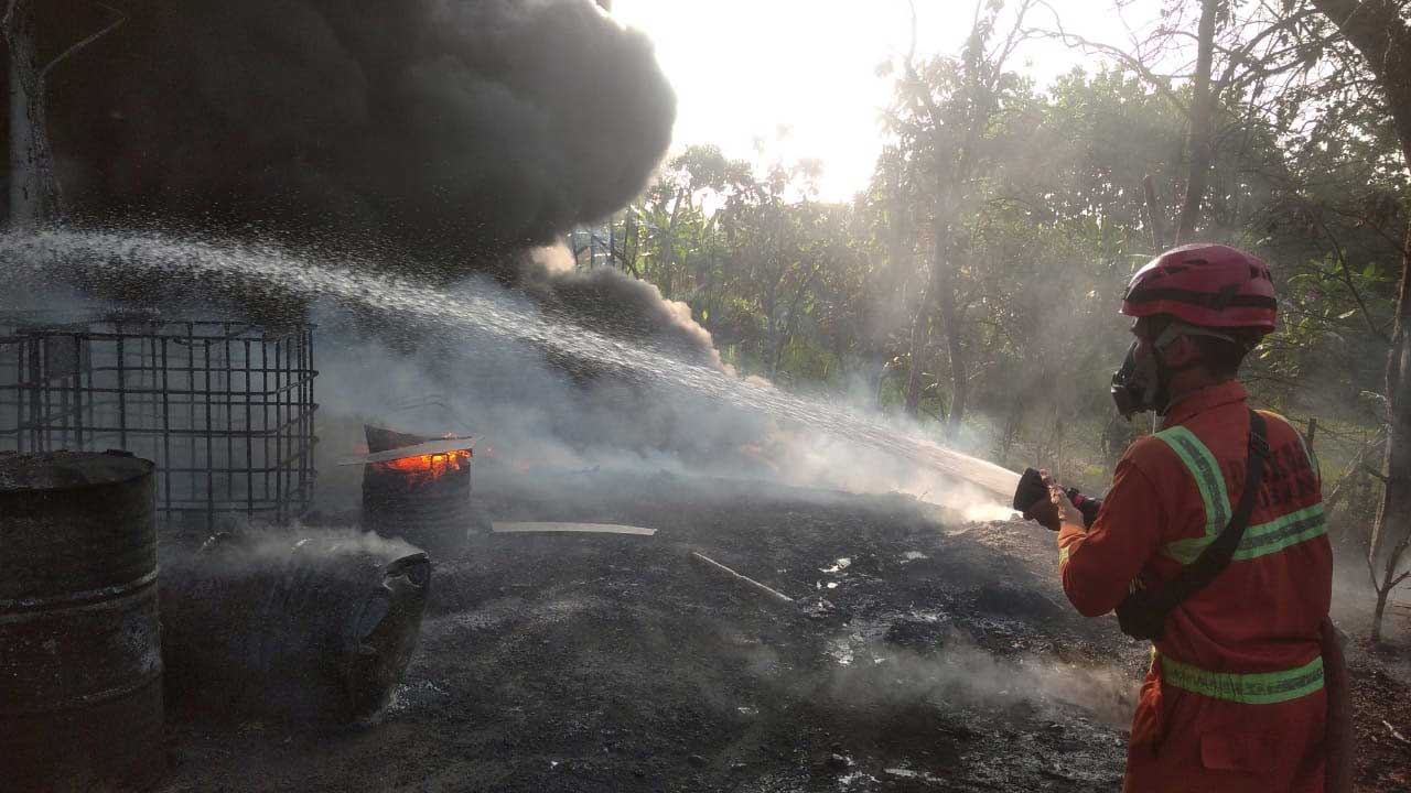 PADAMKAN API: Petugas Damkar melakukan pemadaman di gudang penyimpanan solar ilegal Desa Kaligede, Kecamatan Senori, Sabtu (24/3) sore.