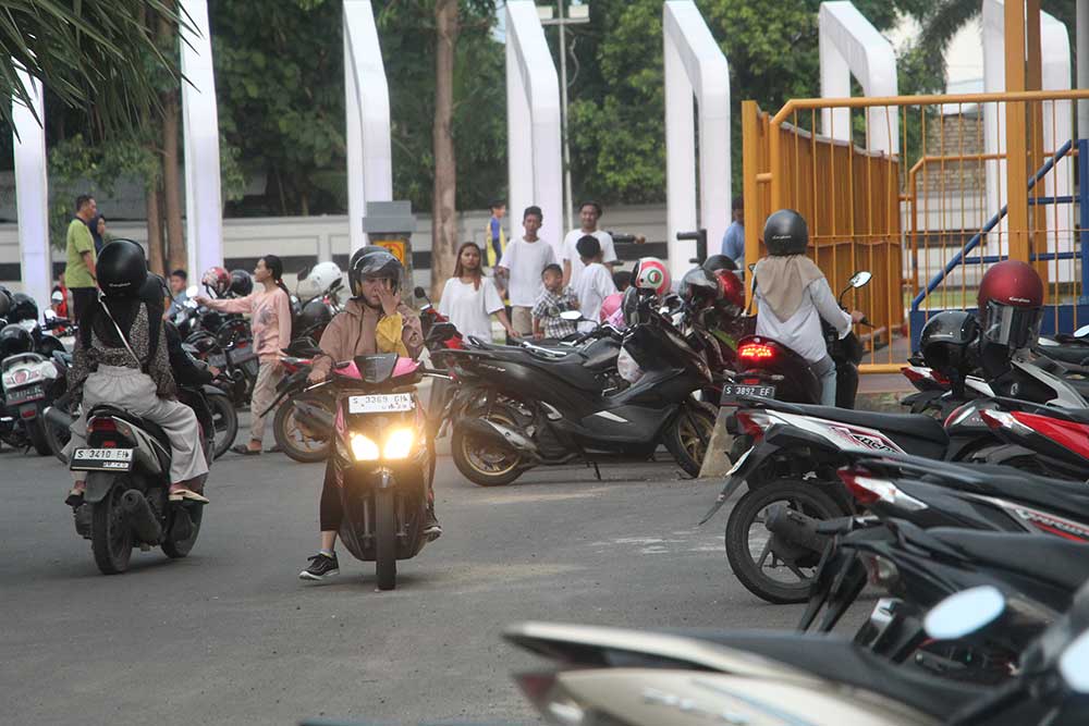 RAMAI PENGUNJUNG: Suasana area parkir di kompleks GOR Rangga Jaya Anoraga Tuban yang rawan pencurian.