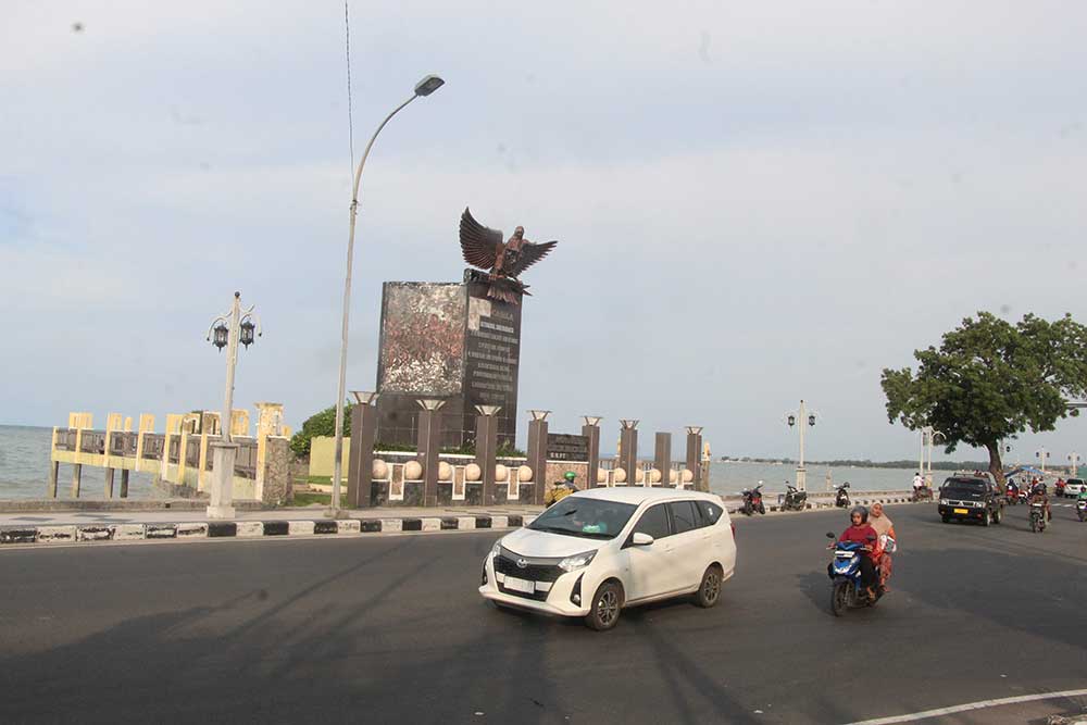 MASIH CERAH: Langit di Jalan RE Martadinata Tuban pasca gempa, Senin (25/3).