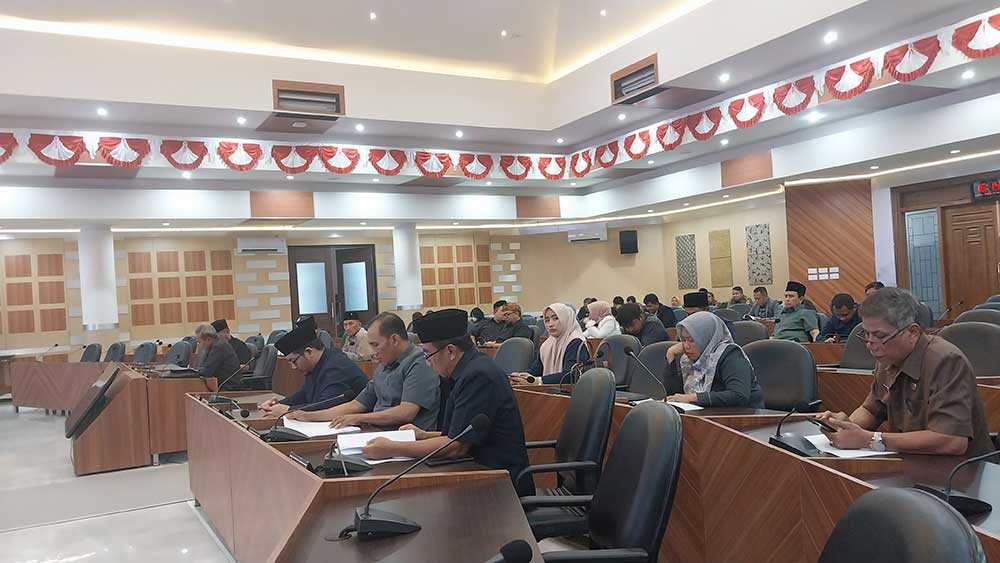 MASIH HADIR: Hartomo, salah satu caleg gagal yang masih hadir dalam rapat paripurna, Selasa (26/3).