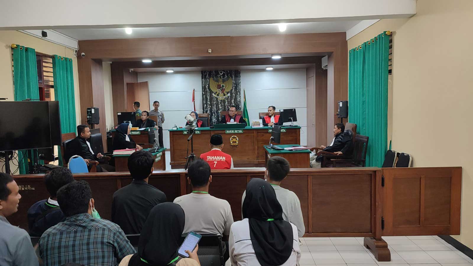 SUASANA SIDANG: Sejumlah saksi dihadirkan dalam sidang lanjutan kasus pembunuhan Sekretaris Desa (Sekdes) Sidonganti, Kecamatan Kerek di Pengadilan Negeri Tuban, Selasa (26/3).