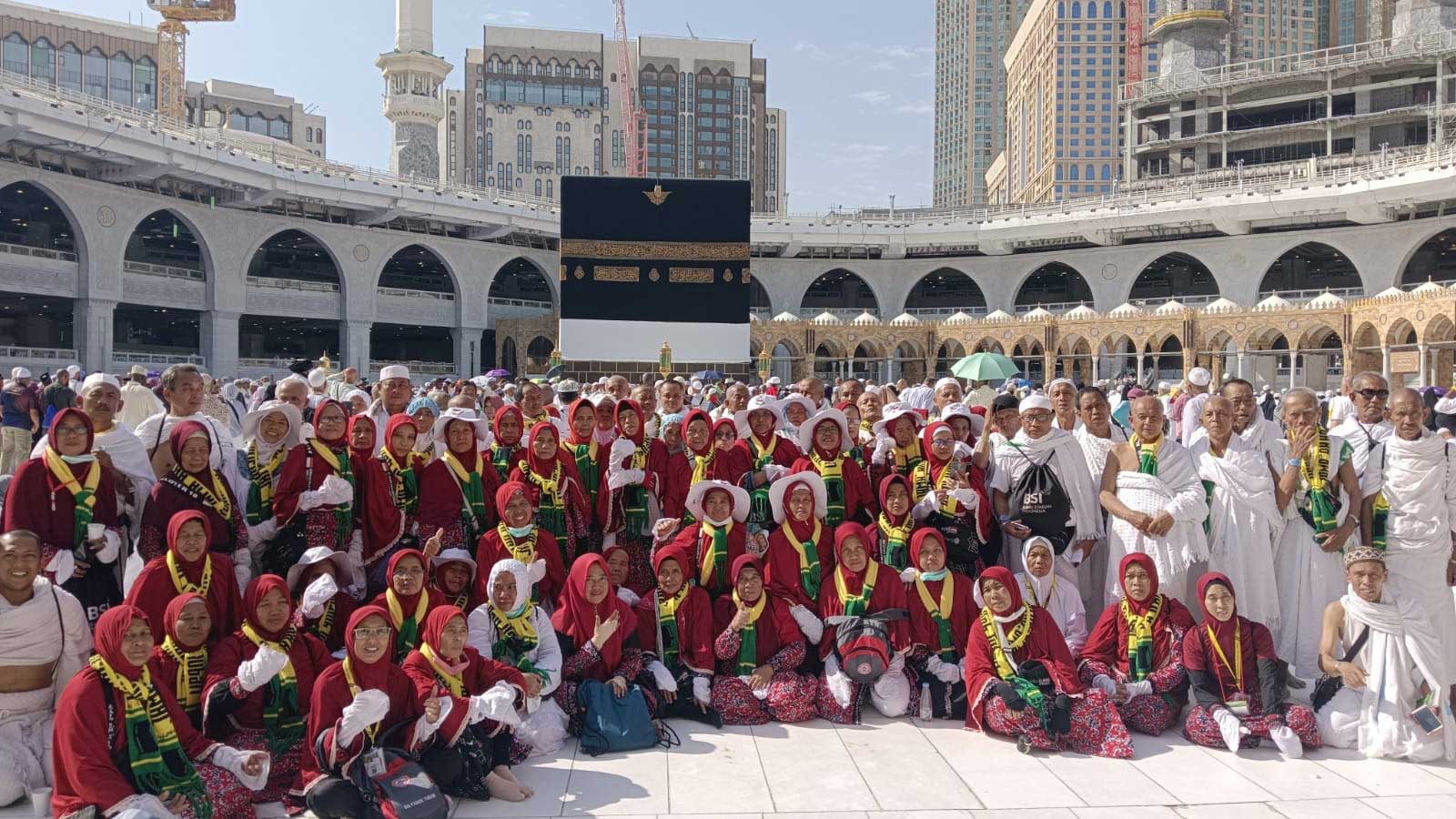 KHUSYUK: Jemaah haji foto bersama disela ibadah haji 2023 lalu.