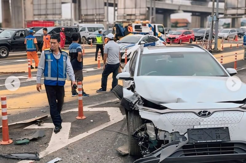 Tangkapan layar kecelakaan beruntun di depan gerbang Tol Halim Utama, Jakarta Timur, Rabu (27/3).
