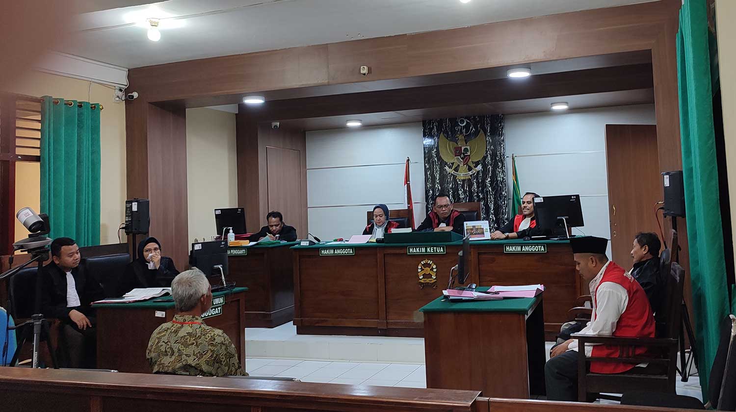 JADI SAKSI: Kepala Desa Sidonganti Ahmad memberikan keterangan sebagai saksi dalam sidang lanjutan kasus pembunuhan Sekdes Sidonganti di Pengadilan Negeri Tuban, Selasa (27/3).