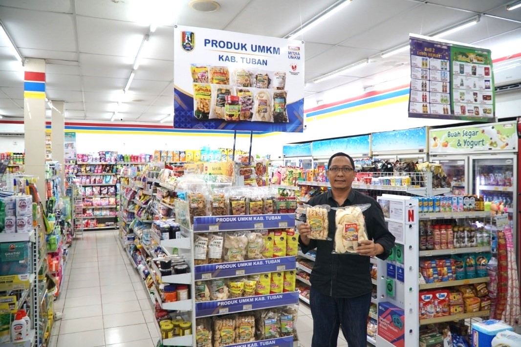 SUKSES: Pelaku UMKM Wahyu Pujiatno pasarkan produknya, Barbilla Snack, di 60 gerai Indomaret di Tuban