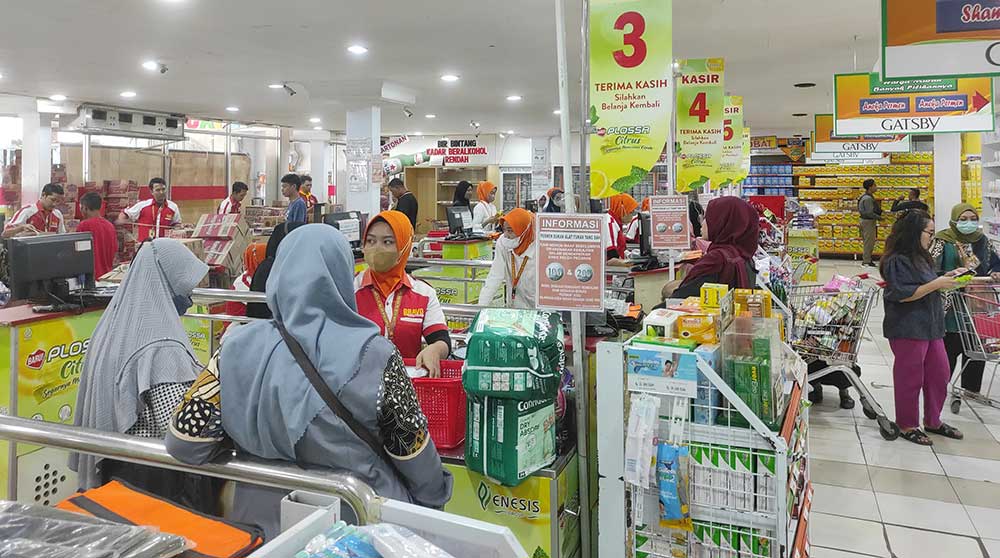MENJELANG LEBARAN: Suasana pengunjung di Bravo Supermarket Tuban dua pekan jelang Lebaran.