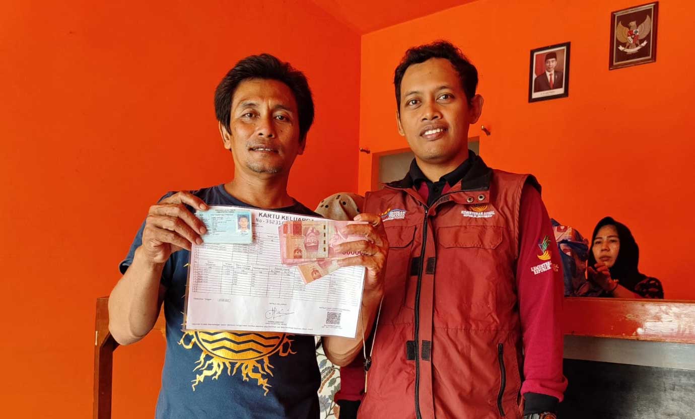 PENERIMA MANFAAT: Salah satu warga kurang mampu saat menerima uang PKH melalui Kantor Pos.