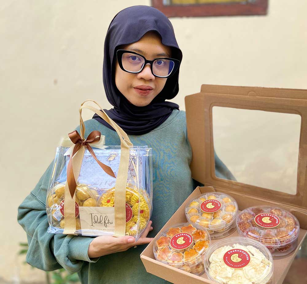 MENINGKAT: Owner salah satu penjual kue kering di Tuban produk buatannya.