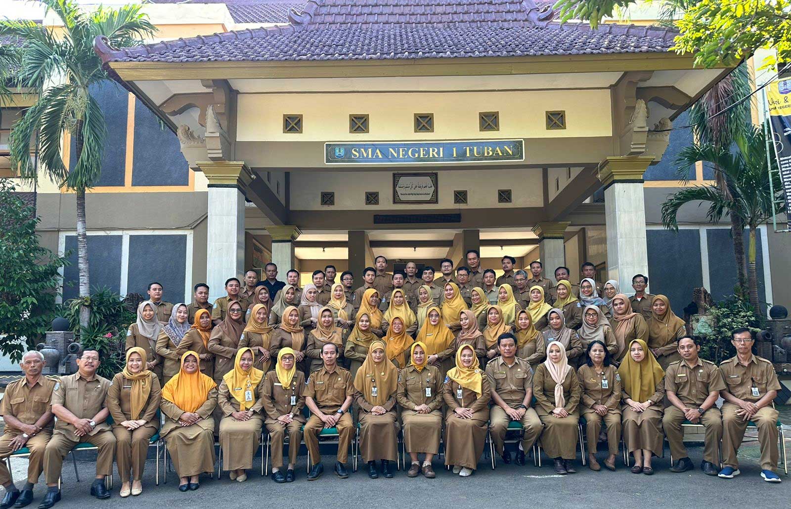 JAGA KUALITAS: Bapak/ibu guru SMAN 1 Tuban yang siap mencetak lulusan berkualitas untuk menembus kampus favorit.