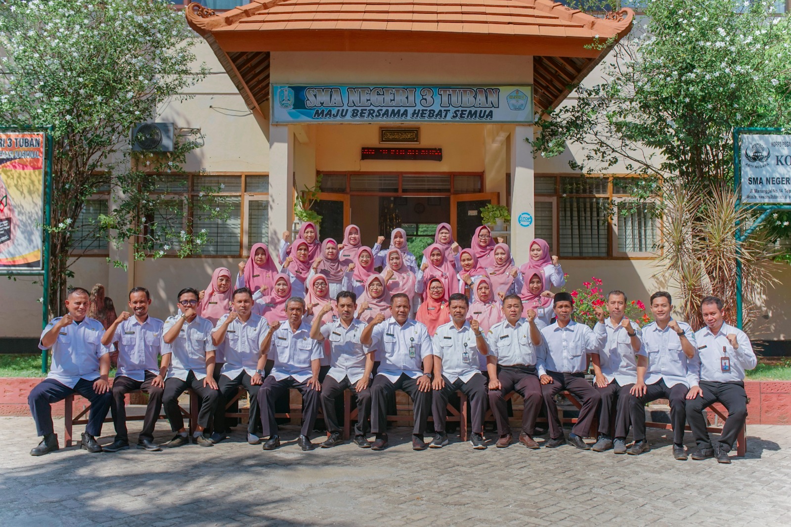 KOMITMEN TINGKATKAN PRESTASI: Keluarga besar guru SMAN 3 Tuban yang selalu mendorong siswa menggapai cita-cita setinggi mungkin.