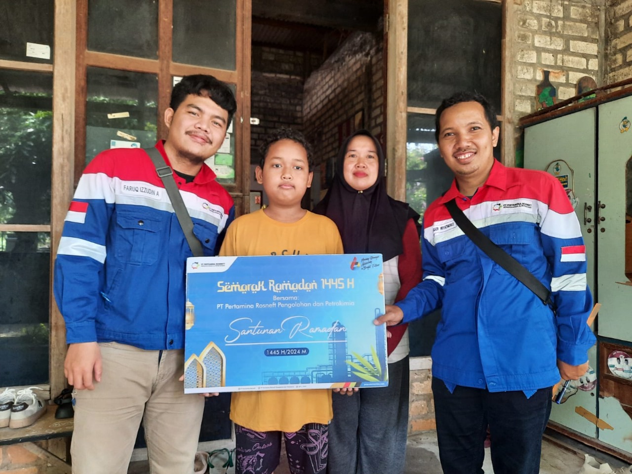 BAHAGIA: Karyawan PRPP saat berbagi sembako untuk masyarakat sekitar area proyek GRR Tuban.