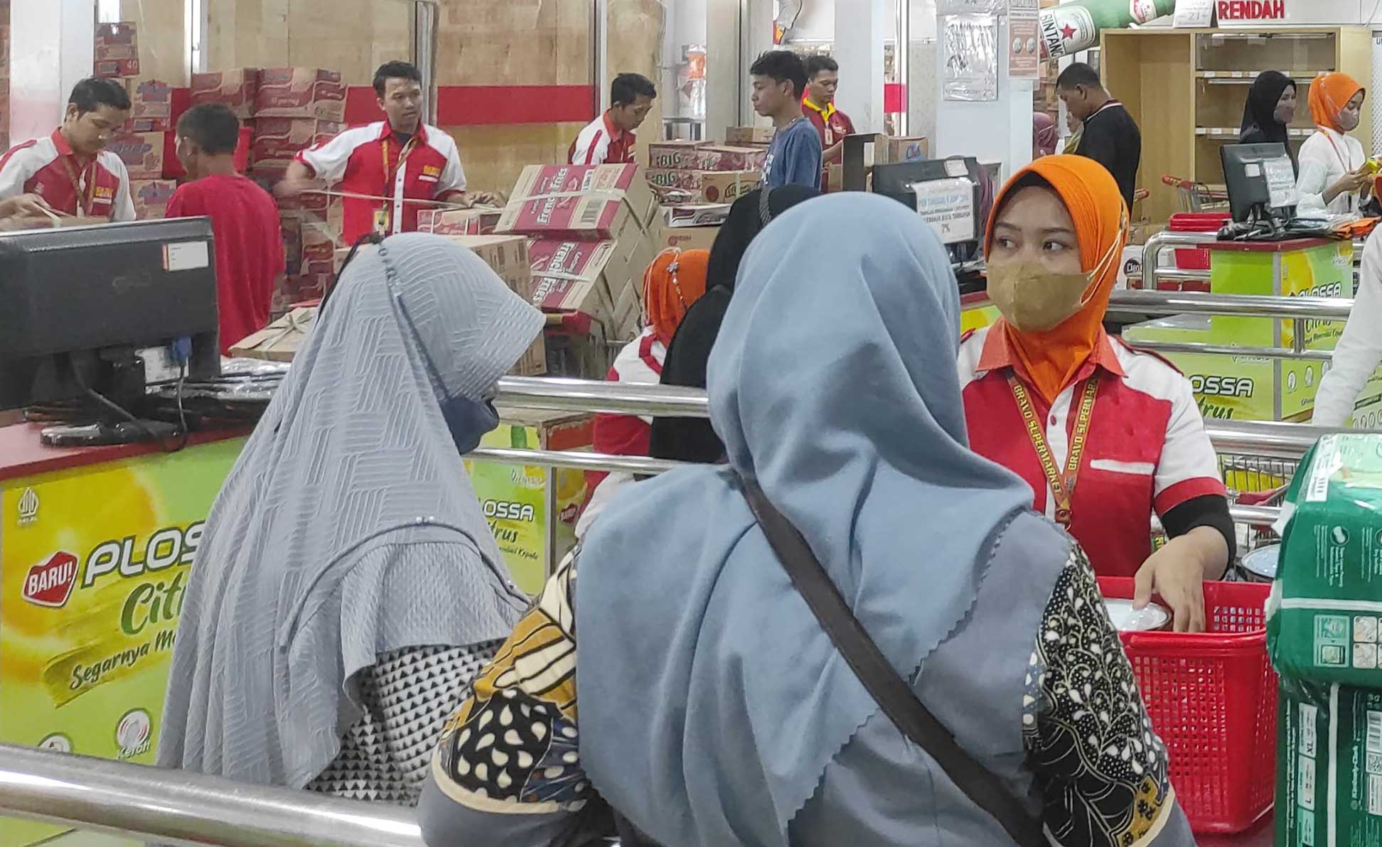 Karyawan salah satu supermarket di Tuban melayani konsumen.