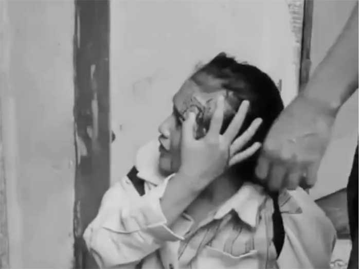 Potongan video penagih utang terluka usai aksi saling lempar dengan nasabah yang ditagihnya.