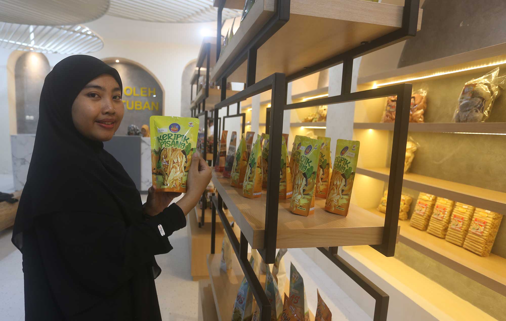 PUSAT EKONOMI KREATIF: Salah satu stan jajanan khas Tuban di Tuban Abirama. Ini adalah produk ekonomi kreatif masyarakat Tuban.