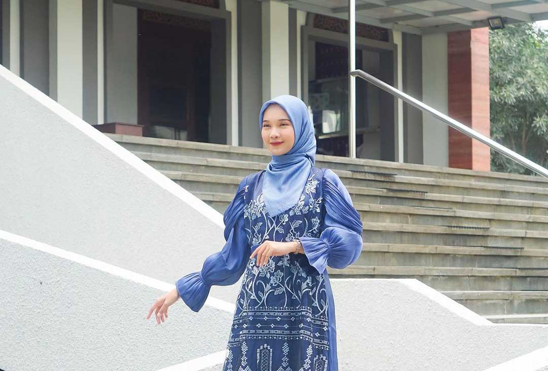 TREN LEBARAN: Model saat menggunakan pakaian berbahan shimmer, salah satu pakaian paling banyak digunakan untuk Idul Fitri.