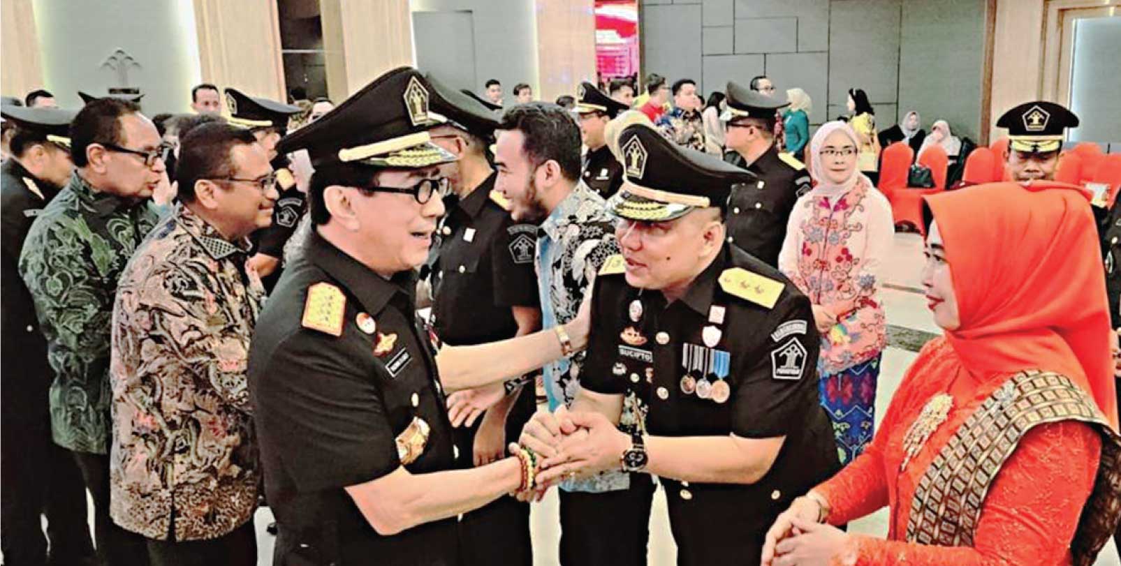 PUTRA TERBAIK TUBAN: Menkumham Yasonna H. Laoly menyalami Dr Sucipto, SH M.H, M.Kn dan istri setelah dilantik sebagai Staf Ahli Menkumham Bidang Hubungan Antar Lembaga di Jakarta, Jumat (5/4).