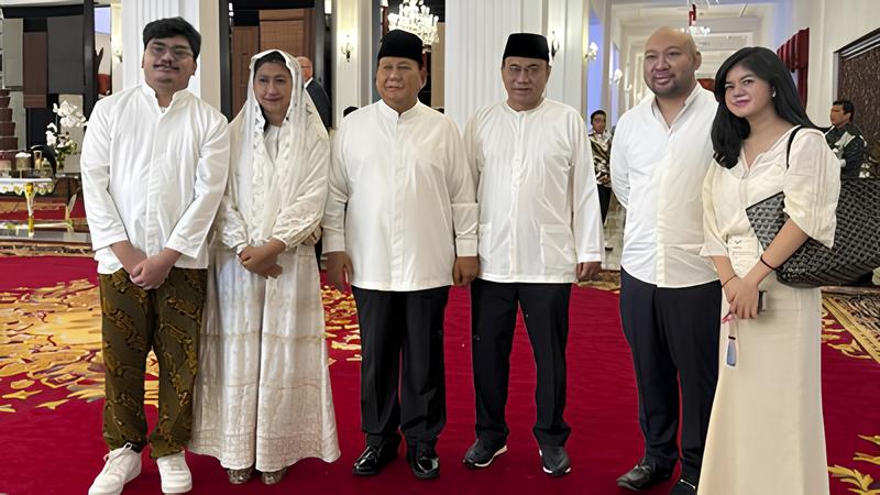 Hadiri open house di Istana Negara, Prabowo Subianto berfoto bersama Menkominfo Budi Arie Setiadi