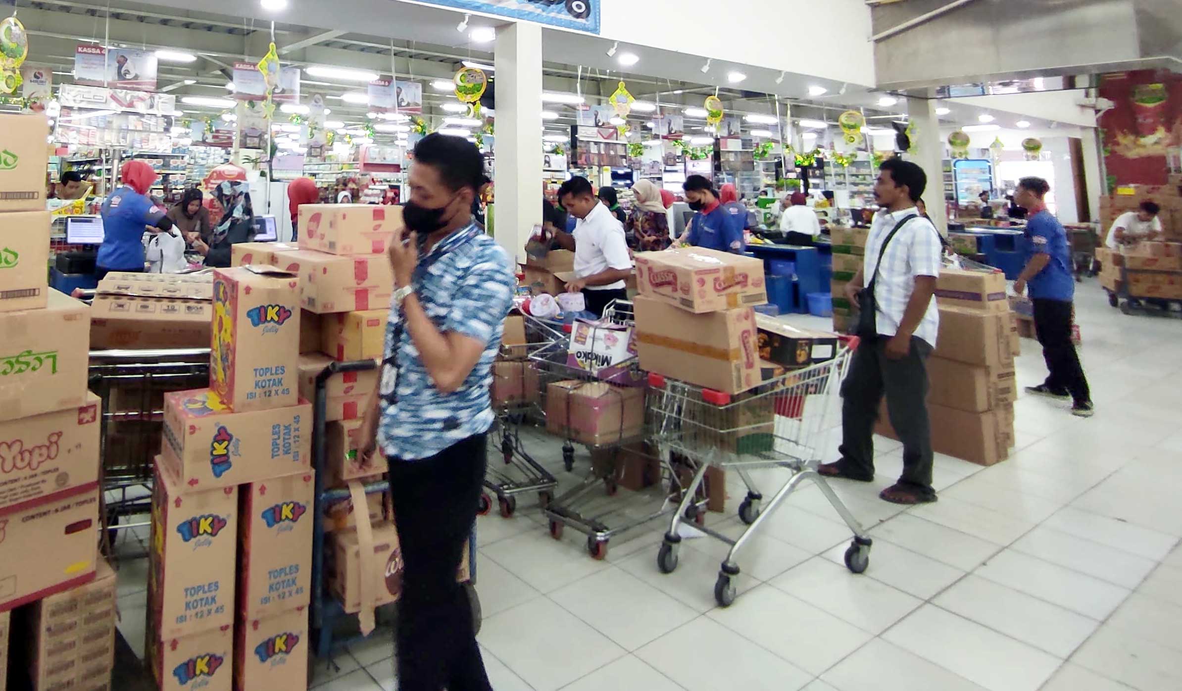HARUS PRIORITAS LOKAL: Suasana salah satu supermarket di Tuban yang ramai pembeli setiap harinya.
