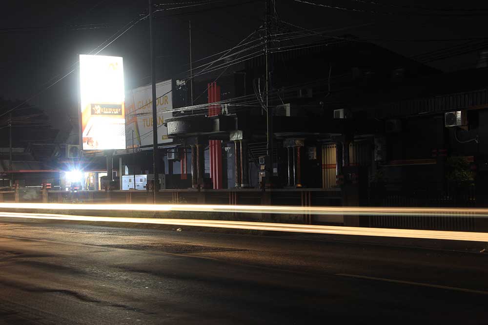 KEMBALI BUKA: Salah satu tempat karaoke di jalur pantura Tuban-Semarang.